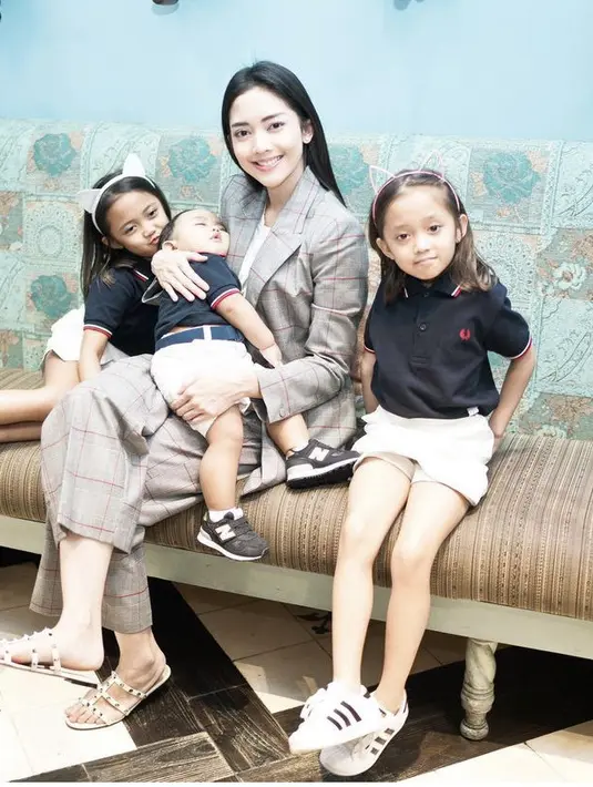 <p>Pakaian one color block juga bisa menjadi pilihan saat mengasuh anak seperti Ririn ini. Ia tampil dengan blazer dan celana warna senada. @ririndwiariyanti</p>