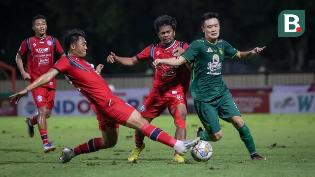 Foto: Gagalkan Penalti di Penghujung Laga, Ernando Ari Pastikan Persebaya Bungkam Arema FC di BRI Liga 1
