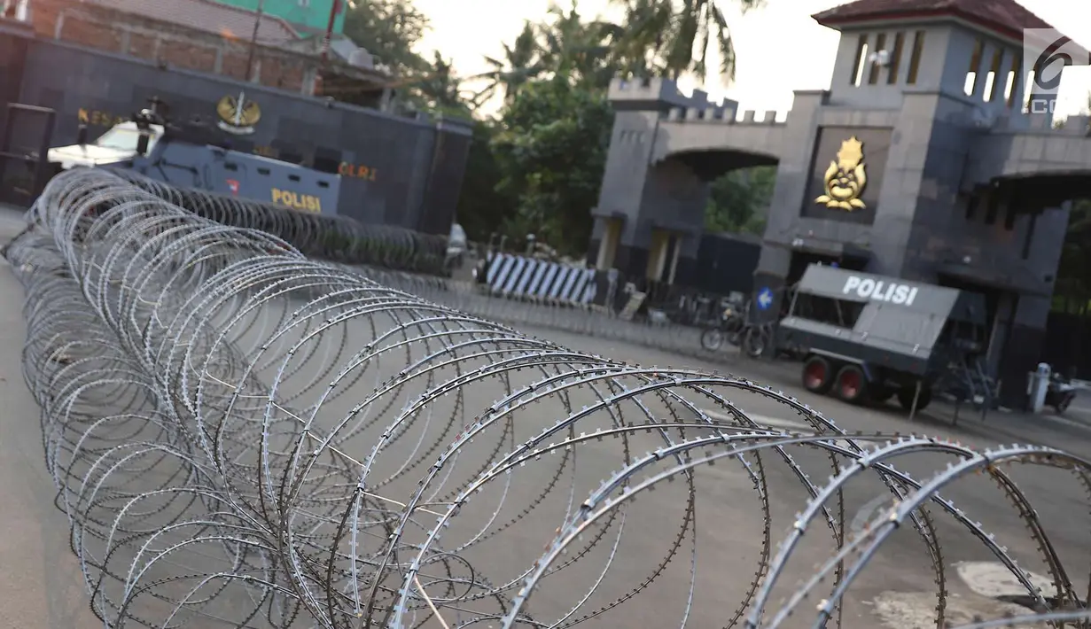 Kawat berduri mengelilingi gerbang Mako Brimob Kelapa Dua di Depok, Jawa Barat, Rabu (9/5). Penjagaan di sekitar lokasi terus diperketat akibat kerusuhan napi teroris yang berlangsung sejak Selasa (8/5) malam lalu. (Liputan6.com/Immanuel Antonius)