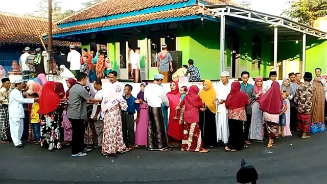 Umat Islam Aboge bersalam-salaman saling memaafkan pada Hari Lebaran Idul Fitri 1439 Hijriyah yang dirayakan Sabtu, 16 Juni 2018, atau selang sehari setelah ketetapan pemerintah. (Liputan6.com/Muhamad Ridlo)
