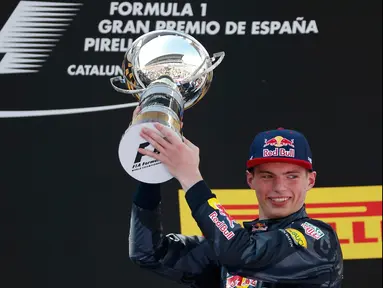 Pebalap F1 dari Tim Red Bull, Max Verstappen merayakan juara setelah finis pertama pada lanjutan F1 Grand Prix Spanyol, Montmelo ,(15/5). Max Verstappen menjadi pembalap termuda yang merengkuh podium pertama dalam sejarah F1. (REUTERS / Juan Medina)