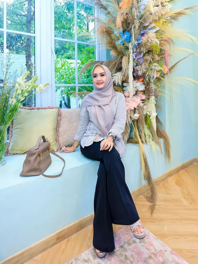 Potret terbaru Eddies Adelia yang awet muda