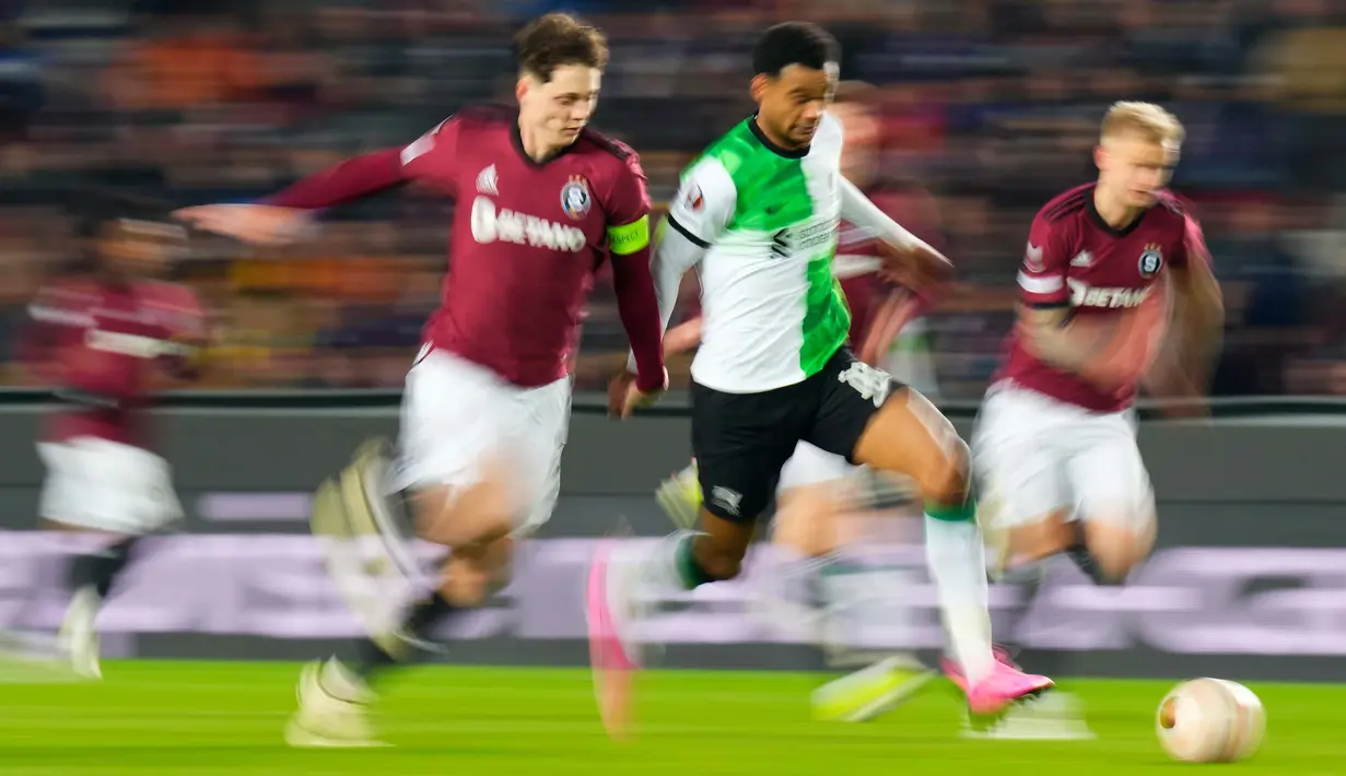 Bertandang ke markas Sparta Praha, The Reds mengawali keunggulan di menit ke-6 lewat eksekusi penalti Alexis Mac Allister. (AP Photo/Petr David Josek)