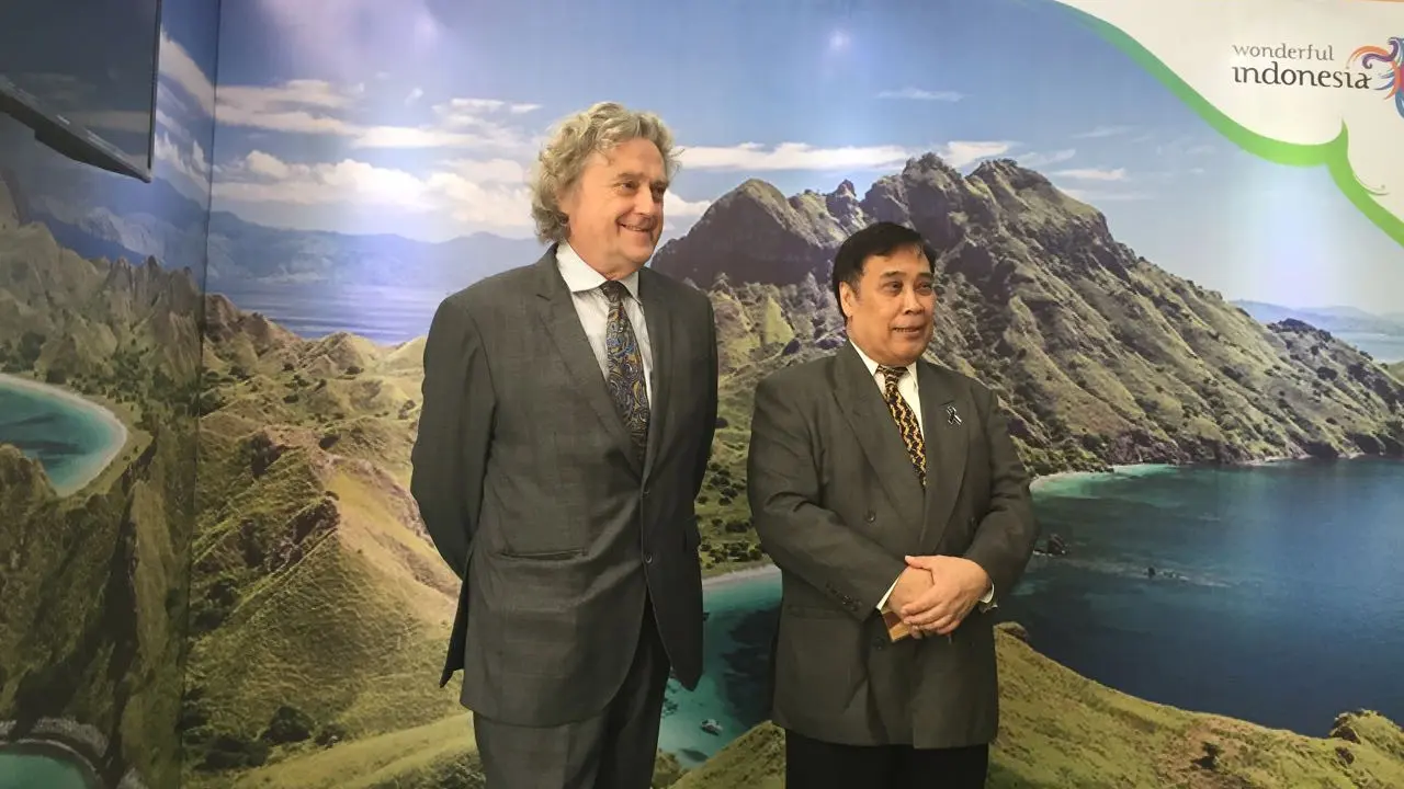 Ketua AIPI Prof. Sangkot Marzuki bersama Direktur British Council saat membuka Wallace Week 2017 di Perpustakaan Nasional RI (Liputan6/Teddy Tri Setio Berty)