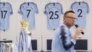 Legenda Manchester City, Paul Paul Dickov, memberi keterangan kepada media di Mall Summarecon Serpong, Sabtu (29/09/2019). Selain menjumpai fans, acara tersebut juga dalam rangka Tur Trofi Centurion Manchester City. (Bola.com/M Iqbal Ichsan)