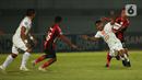 Pemain Persipura Jayapura, Muhammad Tahir (kanan) berebut bola dengan pemain Persija Jakarta, Rizki Ramdani Lestaluhu dalam pertandingan BRI Liga 1 2021/2022 di Stadion Indomilk Arena, Kabupaten Tangerang, Minggu (19/9/2021). Persija Jakarta harus puas bermain tanpa gol. (Bola.com/Ikhwan Yanuar)