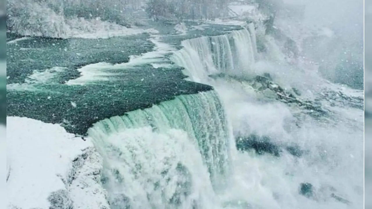 Air Terjun Niagara Membeku, Indahnya Seperti di Film Frozen