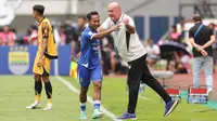 Berkat hasil ini, Persib kini mengemas 38 poin atau satu angka unggul dari Borneo FC yang harus rela turun ke posisi dua. Sementara Persija turun ke peringkan ketiga dengan 35 poin. Tampak dalam foto, penyerang sayap kiri Persib, Beckham Putra (tengah) bersama pelatih Bojan Hodak saat pertandingan pekan ke-17 BRI Super League 2025/2026 melawan Persija di Stadion Gelora Bandung Lautan Api (GBLA), Bandung, Jawa Barat, Minggu 11 Januari 2026. (Bola.com/Abdul Aziz)