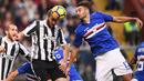 Striker Juventus, Gonzalo Higuain, duel udara dengan bek Sampdoria, Gian Marco Ferrari, pada laga Serie A Italia di Stadion Luigi Ferraris, Genoa, Minggu (19/11/2017). Sampdoria menang 3-2 atas Juventus. (AFP/Marco Bertorello)
