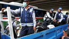 Petugas Dinas Perhubungan DKI Jakarta melakukan razia parkir liar di kawasan Tanah Abang, Jakarta, Rabu (3/6/2015). Meski sudah disosialisasikan, kenyataannya masih banyak orang yang tak menghiraukan peraturan tersebut. (Liputan6.com/Johan Tallo)