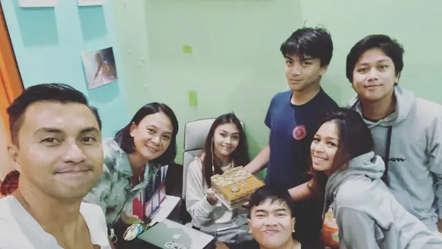 6 Potret Hangat Anjasmara dan Dian Nitami Bersama Dua Anaknya, Harmonis Banget
