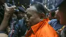 Rektor Universitas Jenderal Soedirman (Unsoed) Akhmad Sodiq berjalan menuju mobil tahanan seusai menjalani pemeriksaan di Gedung Merah Putih KPK, Jakarta, Sabtu, 22 Agustus 2026. KLY/ Arie Basuki)