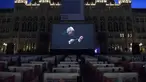 Para penonton menyaksikan opera Fidelio karya Beethoven dalam kotak-kotak terpisah selama Festival Film di Rathausplatz, Wina, Austria (4/7/2020). Festival Film di Rathausplatz, Wina, tahun ini dibuka pada Sabtu (4/7). (Xinhua/Guo Chen)