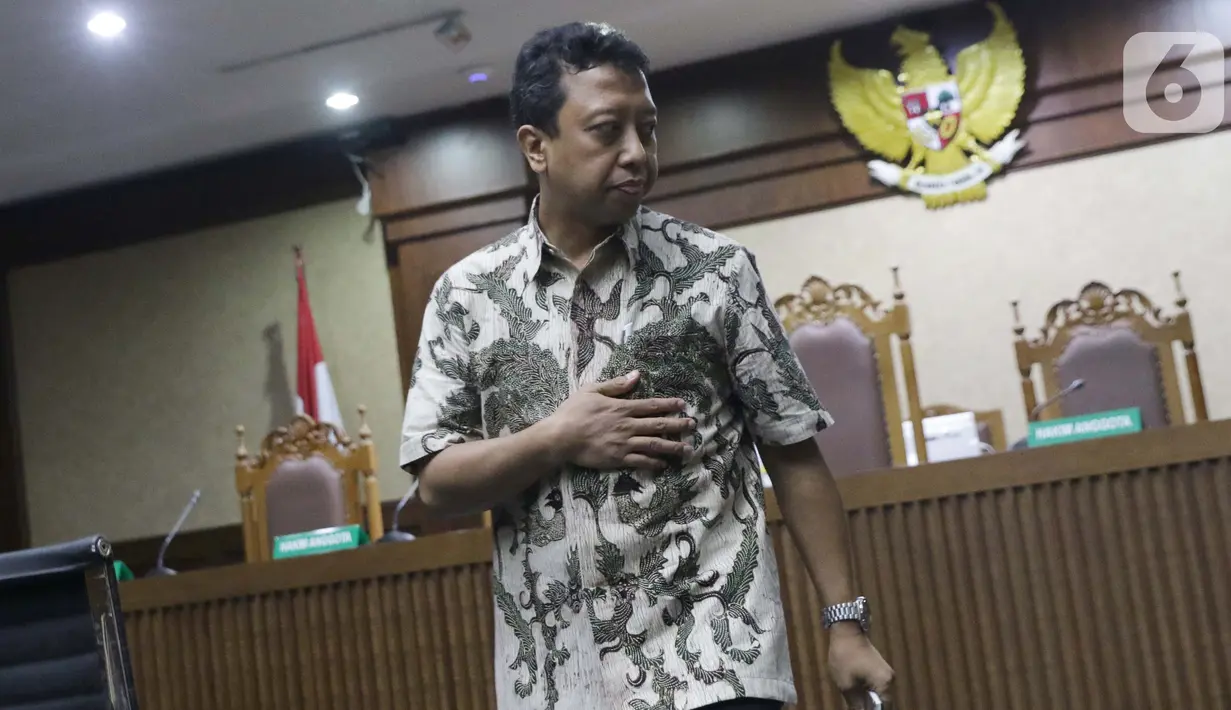 Terdakwa dugaan suap jual-beli jabatan di lingkungan Kemenag, M Romahurmuziy usai menjalani sidang pembacaan putusan sela di Pengadilan Tipikor, Jakarta, Senin (9/10/2019). Majelis hakim menolak eksepsi terdakwa dan sidang akan dilanjutkan dengan pemeriksaan saksi. (Liputan6.com/Helmi Fithriansyah)