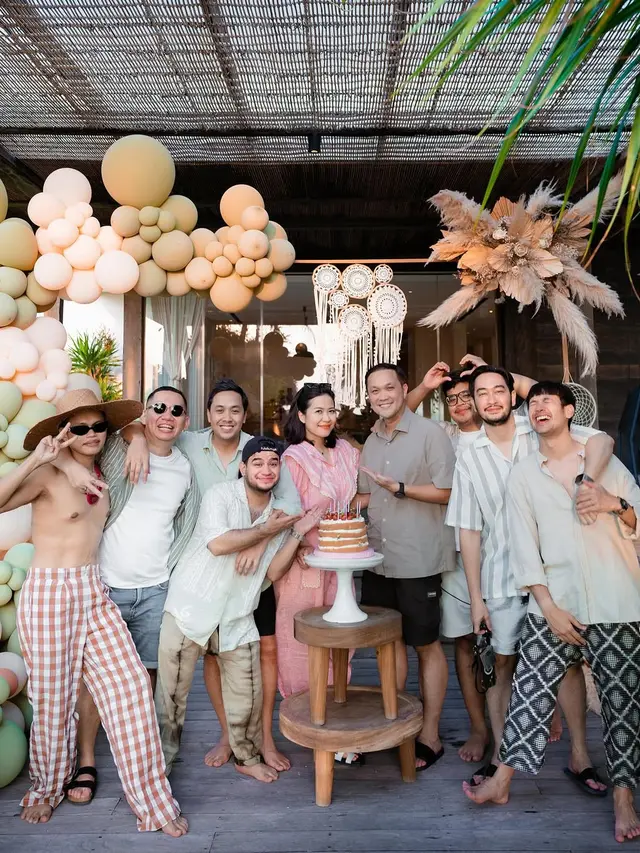 6 Potret Adu Gaya Outfit Cerah Nagita Slavina, Caca Tengker, hingga Syahnaz Sadiqah Saat Liburan di Bali