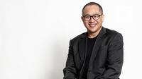 CEO DigiAsia Bios Alexander Rusli berpose saat sesi foto di kantor KLY, Jakarta, Senin (3/12). Alexander Rusli juga memberikan saran kepada milenial untuk lebih proaktif merealisasikan ide-idenya. (Liputan6.com/Herman Zakharia)