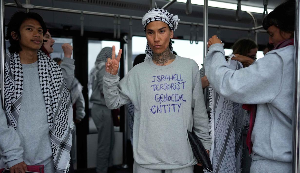 Para aktivis kemanusiaan Global Sumud Flotilla (GSF) menaiki bus setibanya di Bandara Istanbul, Turki, Kamis 21 Mei 2026. (AP Photo/Emrah Gurel)