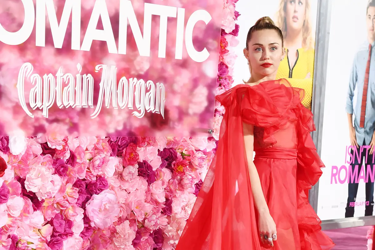 Miley Cyrus Tampil Memesona di Pemutaran Film Isn't It Romantic