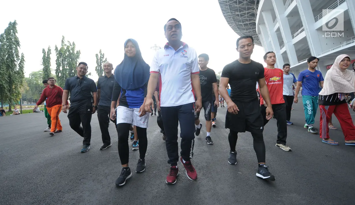 CdM Indonesia di Asian Games 2018, Komjen Pol. Syafruddin (tengah) bersama perwakilan atlet melakukan jalan sehat di Stadion GBK, Jakarta, Minggu (15/4). Jalan sehat ini untuk meningkatkan soliditas atlet Indonesia. (Liputan6.com/Helmi Fithriansyah)