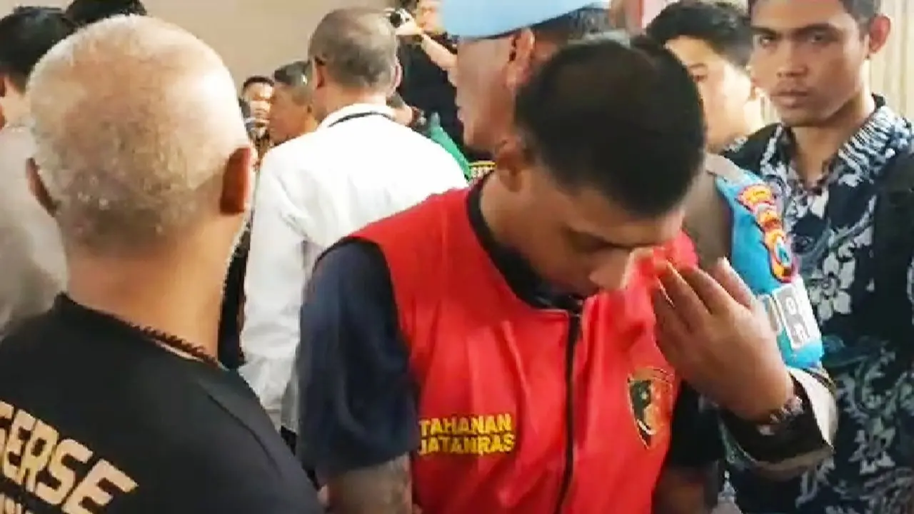 Arnold saat diamankan di kantor polisi. (Dian kurniawan/Liputan6.com)