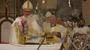 <p>Patriark Latin Yerusalem, Pierbattista Pizzaballa memimpin Misa Malam Natal di Kompleks Gereja Kelahiran Yesus, Bethlehem, Tepi Barat, Minggu (25/12/2022). Setelah dua tahun tutup karena COVID-19, jemaat kembali menghadiri ibadah tersebut kendati jumlahnya tidak sebanyak sebelum pandemi. (Ahmad Gharabli/Pool Photo via AP)</p>