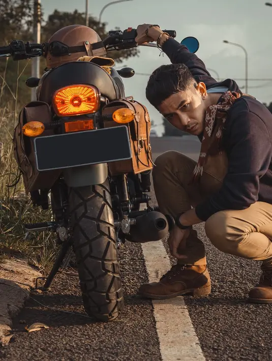 Suami dari Dahlia Poland ini memang memiliki wajah tampan. Tak heran kalau banyak masyarakat Tanah Air menjadi penggemarnya. Terlbih saat melihat Fandy sedang sibuk dengan motornya, bikin terpesona. (Liputan6.com/IG/@fandych)