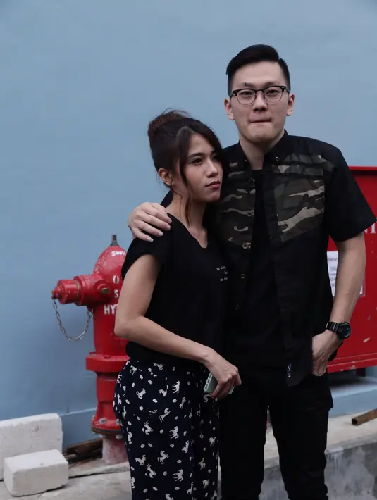 Tak hanya itu, Gigi pun menggandeng pria bertubuh tinggi,yang tak lain adalah kekasihnya. (Andy Masela/Bintang.com)
