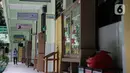 Petugas menyemprotkan disinfektan lingkungan sekolah di SD Negeri Kota Bambu 03/04, Jakarta, Sabtu (21/11/2020). Pemerintah pusat memberikan kewenangan pemerintah daerah membuka sekolah dan melakukan pembelajaran tatap muka pada semester genap tahun ajaran 2020/2021. (Liputan6.com/Faizal Fanani)