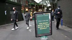 Tanda yang memberitahu pengunjung untuk memakai masker dipasang di pintu masuk Borough Market di London selatan selama penguncian nasional (lockdown) ketiga Inggris, Selasa (12/1/2021). Borough Market menjadi tempat pertama yang mewajibkan pemakaian masker di luar ruangan. (AP Photo/Alastair Grant)