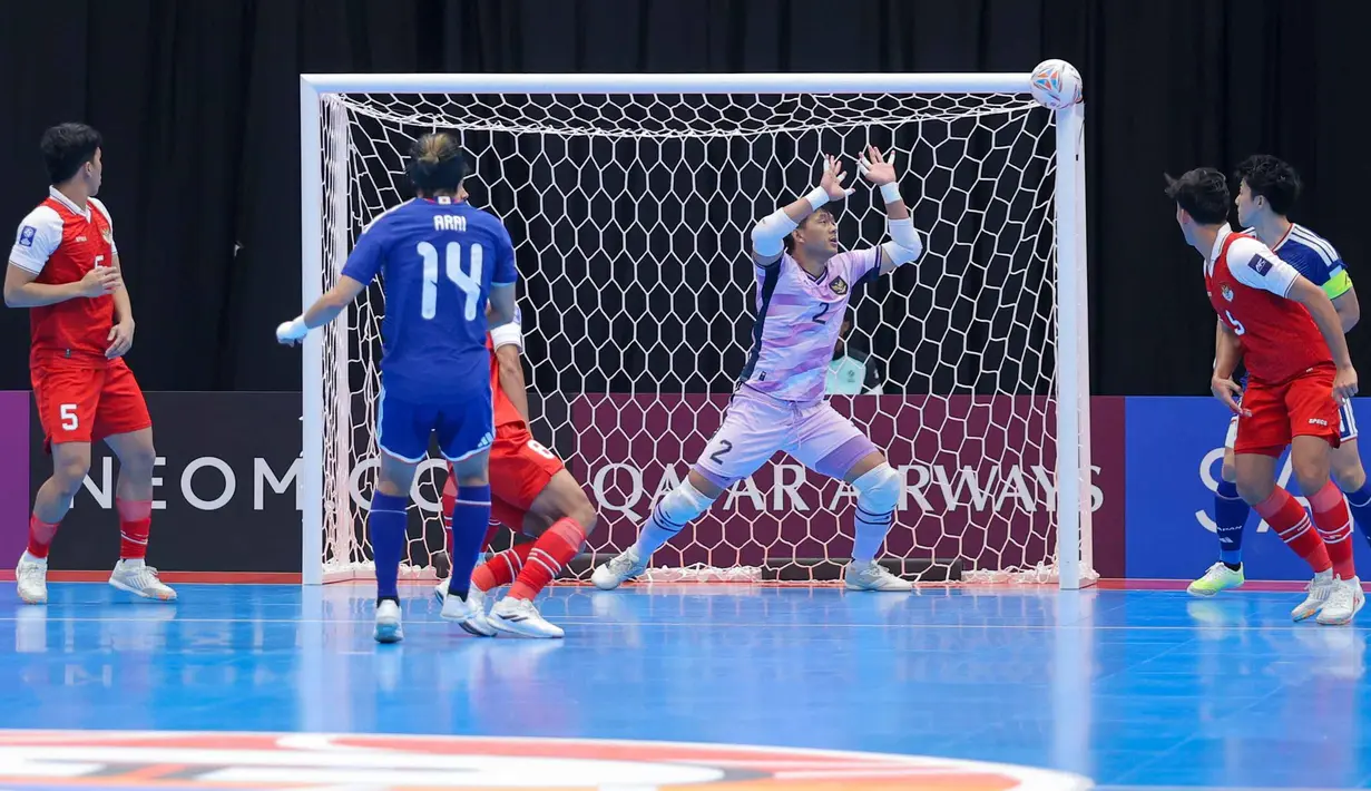 Memasuki babak kedua, Indonesia kembali menambah keunggulan melalui gol bunuh diri. Skor 2-0 untuk timnas futsal Indonesia. Tampak dalam foto, penjaga gawang Timnas Futsal Indonesia, Ahmad Habiebie (tengah) menghalau tendangan pemain Jepang pada semifinal Piala Asia Futsal 2026 melawan Jepang di Indonesia Arena, Gelora Bung Karno, Senayan, Jakarta, Kamis (4/2/2026). (Bola.com/Bagaskara Lazuardi)