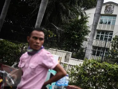 Warga berdiri di depan eks Kedubes Inggris di Jakarta, Minggu (25/12). Pelaksana Tugas (Plt) Gubenur DKI Jakarta Sumarsono menegaskan status kejelasan tanah eks Kedutaan Besar (Kedubes) Inggris adalah milik pemerintah pusat. (Liputan6.com/Faizal Fanani)