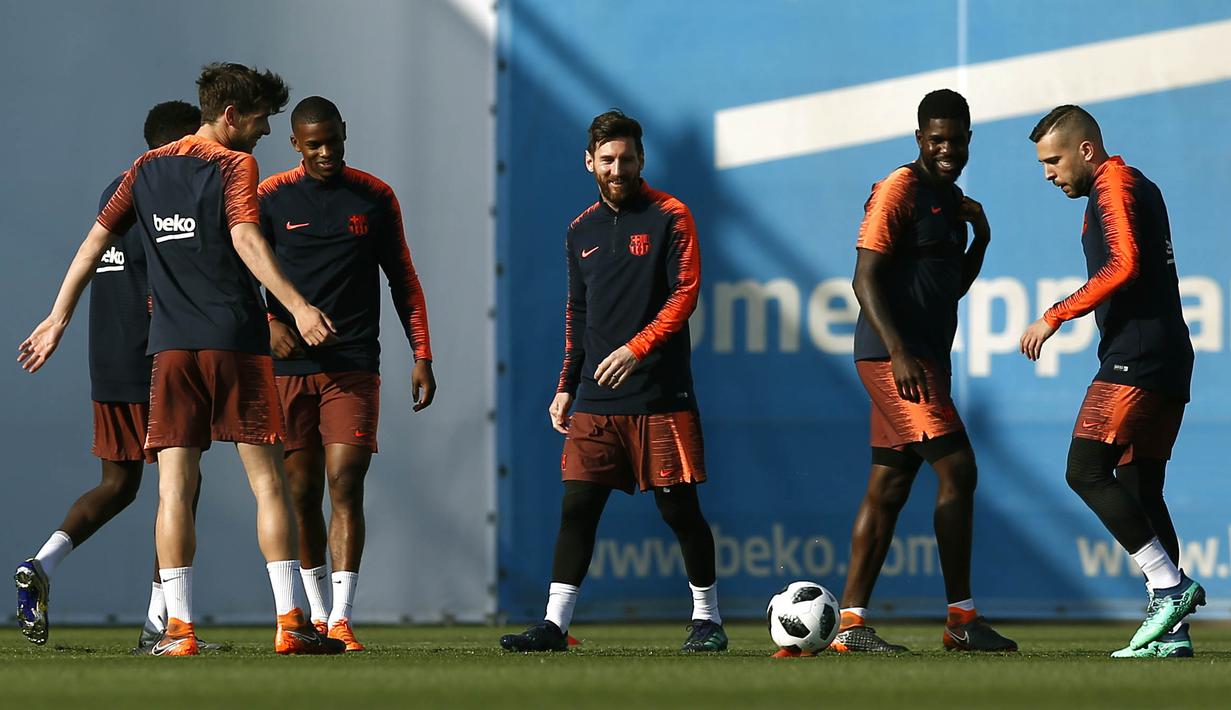 Para pemain Barcelona menggelar sesi latihan jelang laga final Copa del Rey di Joan Gamper, Barcelona, Jumat (20/4/2018). Barcelona akan berhadapan dengan Sevilla. (AP/Manu Fernandez)