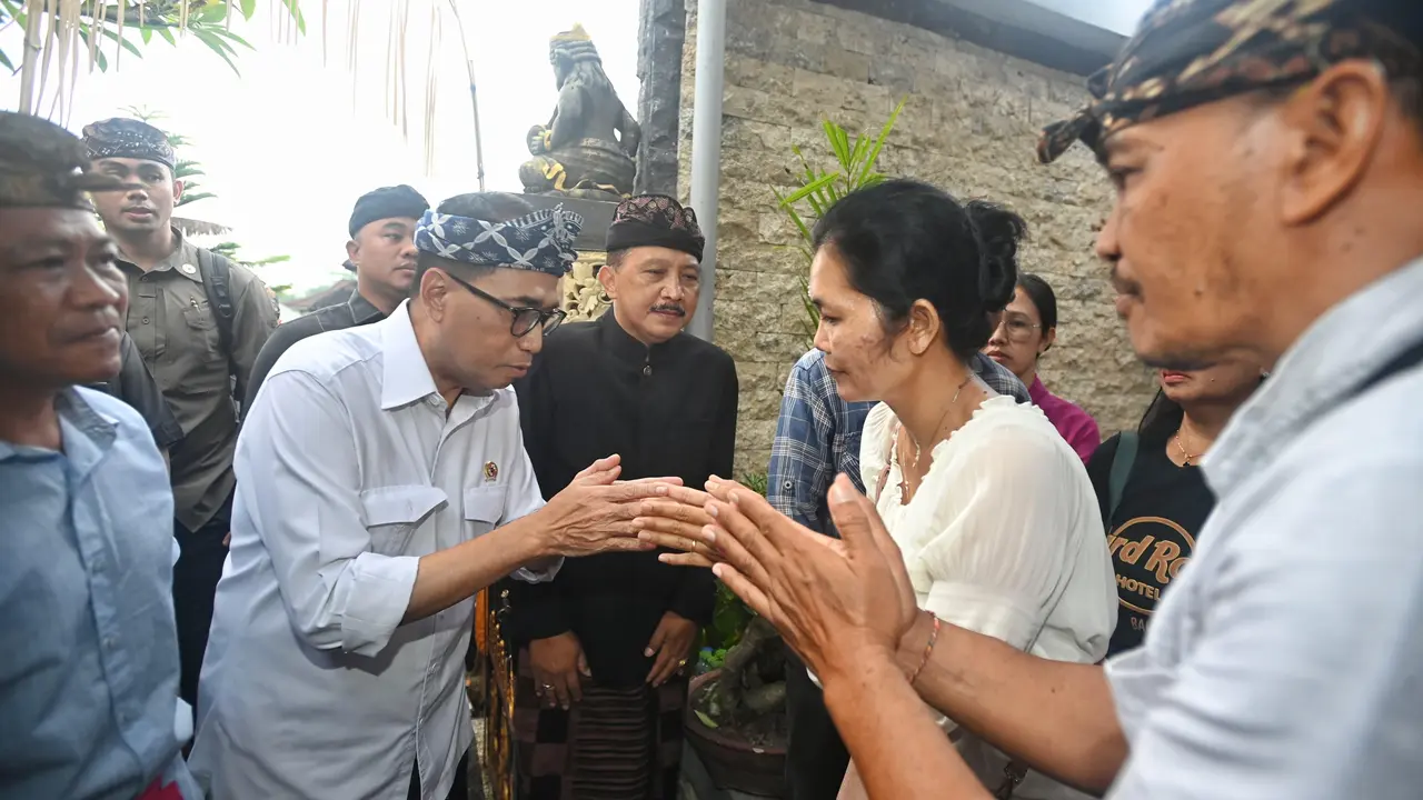 Menteri Perhubungan Budi Karya Sumadi mengunjungi keluarga Almarhum (alm). Putu Satria Ananta Rustika di Klungkung, Bali, Kamis (9/5/2204).  (Foto: Kementerian Perhubungan)