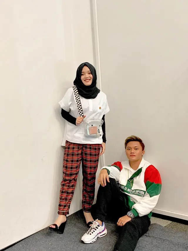 Gaya Rizky Febian dan Putri Delina Pakai Baju Warna Senada, Kompak