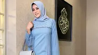 Beberapa netizen berkomentar jika Olla terlihat makin cantik dengan balutan hijab. Seperti hijab biru ini salah satunya. Gunakan hijab berwarna biru muda, para netizen makin terpesona.  (Liputan6.com/IG/@ollaramlanaufar)