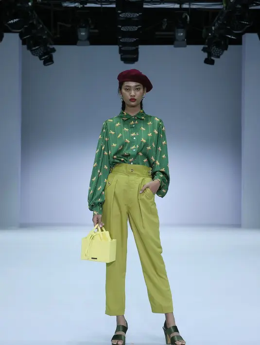 Desain di seluruh koleksi ini mengedepankan gaya retro vintage dengan nuansa keseluruhan yang romantis. (JFW).