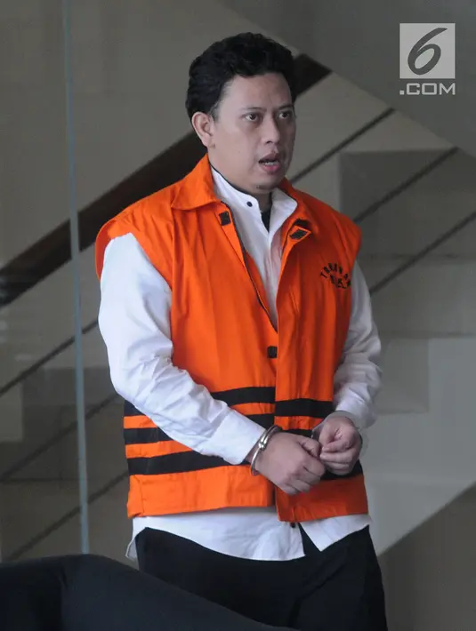 Bupati nonaktif Cianjur Irvan Rivano Muchtar usai menjalani pemeriksaan oleh penyidik di Gedung KPK, Jakarta, Selasa (5/3). Irvan diperiksa sebagai tersangka terkait dugaan korupsi pemotongan DAK Pendidikan Kabupaten Cianjur. (merdeka.com/Dwi Narwoko)
