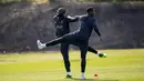 Gelandang Manchester United, Paul Pogba, tampak kompak dengan Romelu Lukaku saat sesi latihan jelang laga Liga Champions di Manchester, Selasa (9/4). Manchester United akan berhadapan dengan Barcelona. (AP/Ian Hodgson)