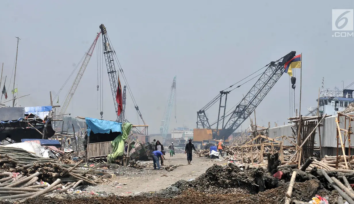 Aktivitas pekerja saat menyelesaikan proyek pembangunan tanggul laut raksasa atau giant sea wall di Cilincing, Jakarta, Kamis (15/3). Tanggul laut raksasa ini diharapkan mampu mencegah rob yang kerap melanda pesisir Jakarta. (Merdeka.com/Iqbal Nugroho)