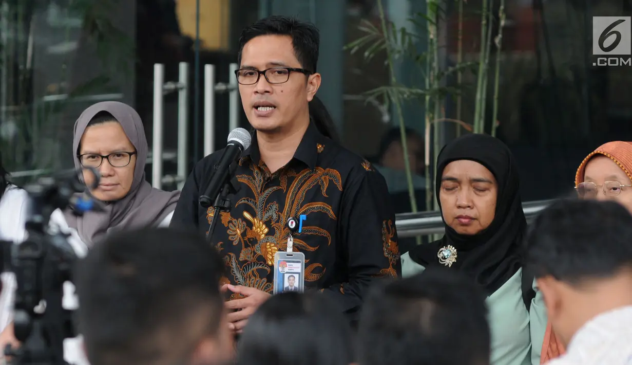 Kepala Biro Humas KPK Febri Diansyah (tengah) bersama Kolisi Masyarakat Sipil untuk Capim KPK memberi keterangan usai menggelar pertemuan dengan pimpinan KPK di Gedung KPK, Jakarta, Kamis (29/8/2019). Mereka mendesak Pansel Capim KPK memilih yang bersih dan berintegritas. (Merdeka.com/Dwi Narwoko)