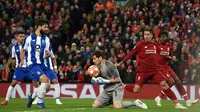 Kiper Porto asal Spanyol, Iker Casillas (tengah) melakukan penyelamatan saat bertanding melawan Liverpool pada leg pertama perempat final Liga Champions di stadion Anfield di Liverpool, Inggris barat laut pada 9 April 2019. (AFP/Paul Ellis)