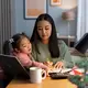 Working mom bisa menjadi lebih dekat dengan anak jika menerapkan pola asuh anak dengan cara gentle parenting. (Foto/dok: Freepik)