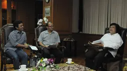 Emerson Yuntho Koordinator Divisi Monitoring Hukum dan Peradilan (ICW) saat berbincang dengan Menteri Lingkungan Hidup dan Kehutanan, Siti Nurbaya, Jakarta, Jumat (5/12/2014). (Liputan6.com/Herman Zakharia)