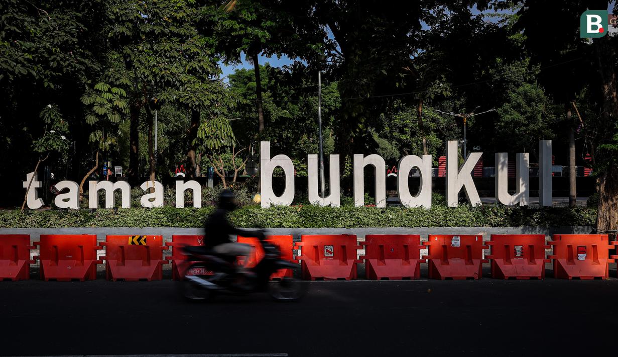 Papan mama Taman Bungkul yang terletak di Jalan Raya Darmo, Wonokromo, Surabaya, Selasa (14/11/2023). (Bola.com/Bagaskara Lazuardi)