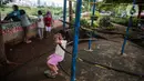 Sejumlah anak bermain di taman bermain yang terdapat di Bantaran Banjir Kanal Barat Kawasan Petamburan, Jakarta, Minggu (12/12/2021). Taman di bantaran kali kawasan padat penduduk itu menjadi sarana bermain bagi anak-anak di sekitarnya. (Liputan6.com/Faizal Fanani)