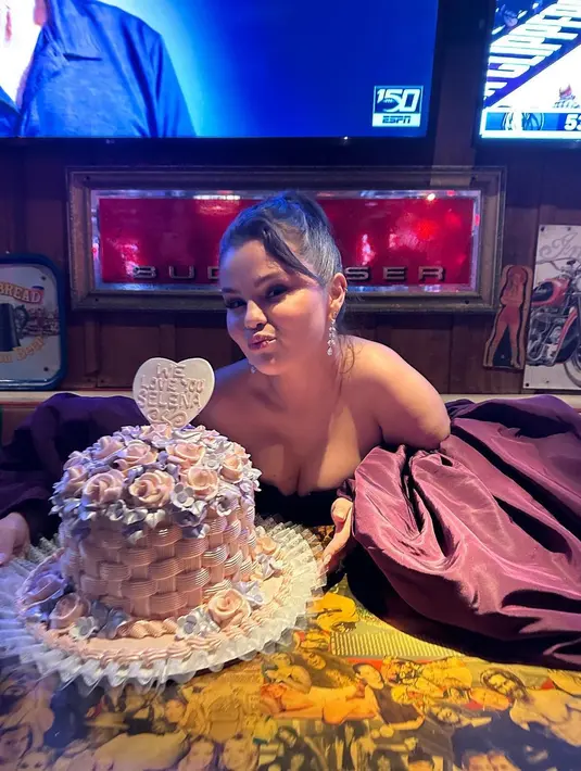 Di Golden Globes 2023, Selana Gomez tampil dengan gaya rambut sleek ponytail [instagram/selenagomez]