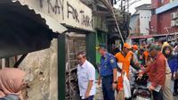 Gubernur Jakarta Pramono Anung tinjau lokasi kebakaran di kawasan padat penduduk&nbsp;di Kecamatan Tamansari, Jakarta Barat (Jakbar), Selasa (30/9/2025). (Lipurtan6.com/Winda Nelfira)