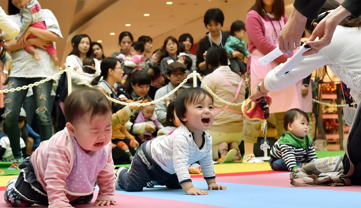 Sebuah majalah Jepang menggelar kompetisi 'Bayi Merangkak',  Yokohama, Jepang, Senin (23/11/2015). Para ibu menyambut antusias kompetisi tersebut dan mendaftarkan anaknya untuk ikut lomba. (AFP Photo/Kazuhiro Nogi)