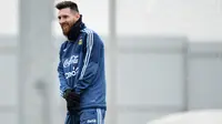 Striker Argentina, Lionel Messi, tersenyum saat mengikuti sesi latihan jelang laga persahabatan di Moscow, Rusia, Selasa (7/11/2017). Argentina akan berhadapan dengan Rusia dan Nigeria. (AFP/Kirill Kudryavtsev)