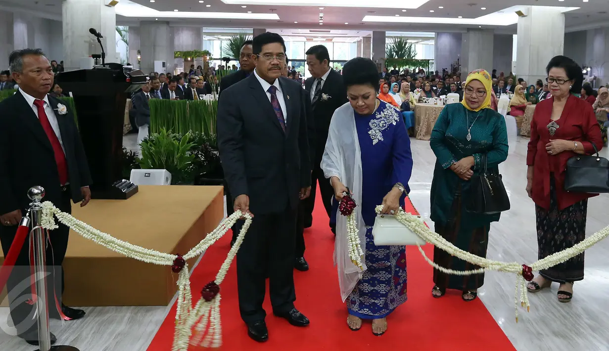 Ketua Mahkamah Agung RI Hatta Ali bersama istri menggunting pita sebagai simbol Peresmian Tower Mahkamah Agung RI dan 135 Pengadilan se-Indonesia di Gedung Mahkamah Agung, Jakarta, Selasa (31/01). (Liputan6.com/Johan Tallo)